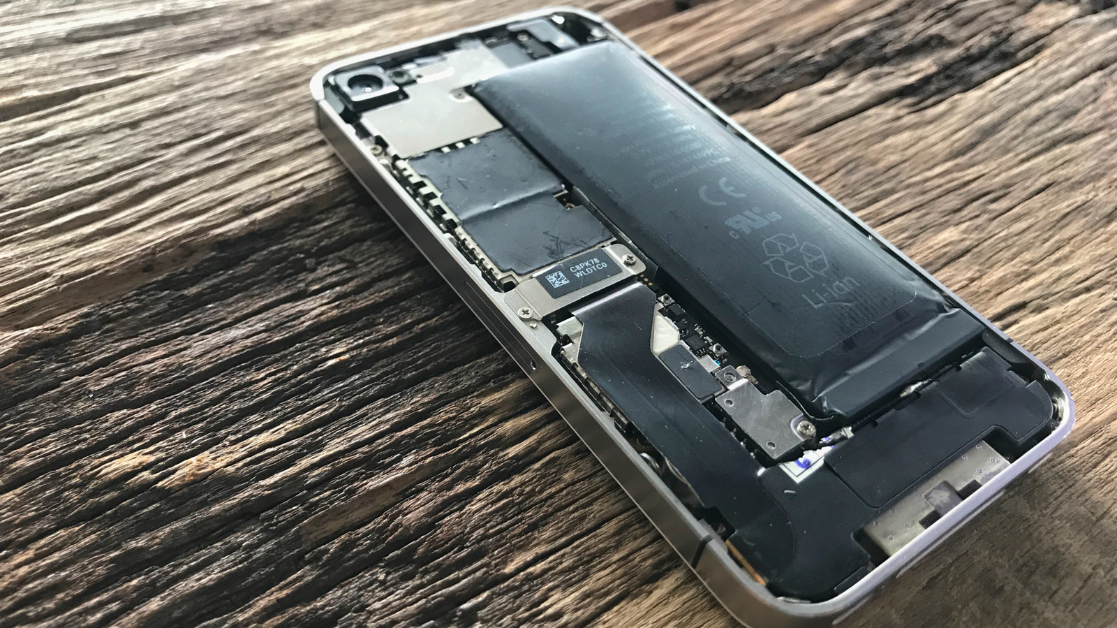Apple — Smartphone Manufacturers Reconsider Removable Batteries Amidst EU Regulations